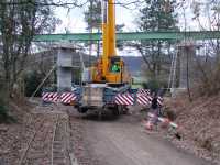 Der Kran unter der Fertig montierten Brücke [Thomas Bauer/2008]